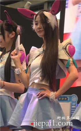 舞台上天生丽质的美腿小清新少女。