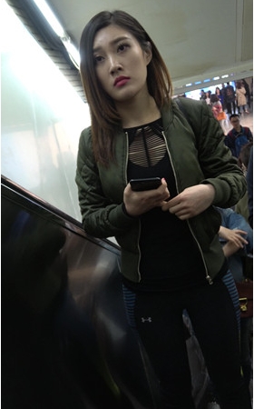 短发紧身裤小姐姐