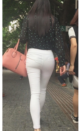 微透白色紧身裤美女