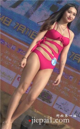 4k-连体比基尼泳装MM，身材丰腴。