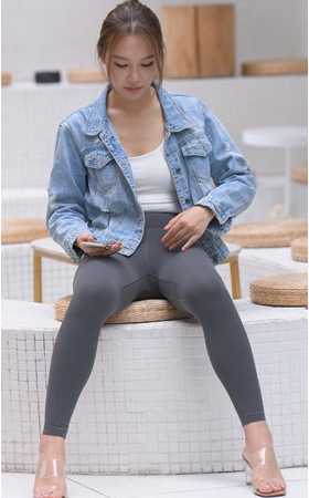 （视频）黑色紧身瑜伽裤美女