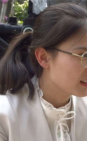 斯文眼镜妹的肉色丝袜美足，恨不得扑上去狂舔一番 [567 MB/MP4]