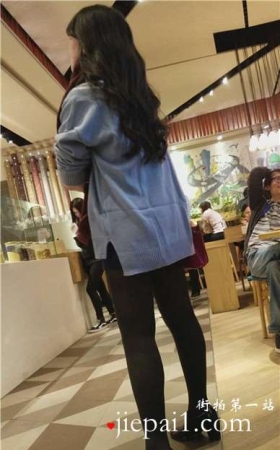逛商场偶遇黑丝少妇，风韵犹存。