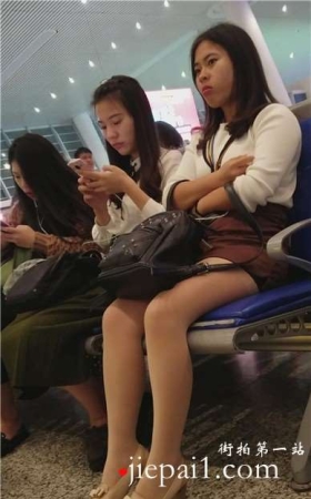 4k-高铁站候车室拍摄甜美肉色丝袜美腿美女，颜值超赞。