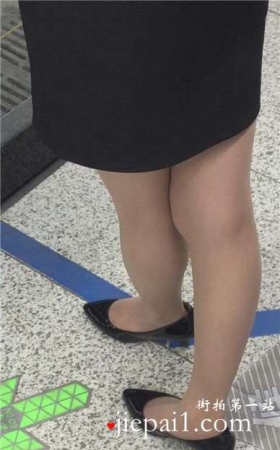 地铁站拍摄OL职业装美女，清纯甜美哦。