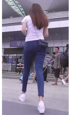 白衣紧身牛仔裤妹子