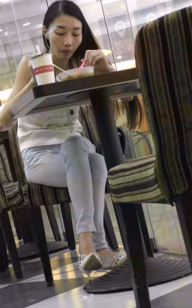 餐厅吃饭的清纯气质蓝牛美女