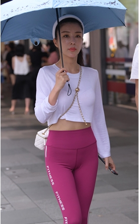遮阳伞下的瑜伽裤美女(54P)