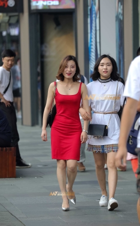 笑容灿烂的红裙少妇 [28P]