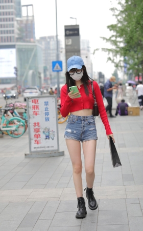 红衣热裤MM