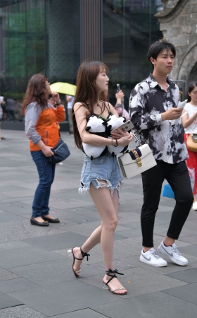 热裤，白嫩美腿的女友