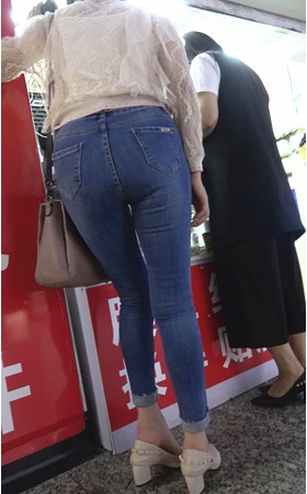蓝色紧身牛仔裤美女