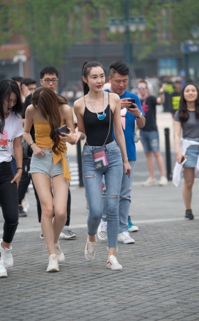极品裸背紧牛美女