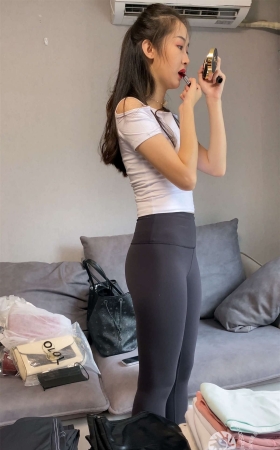 一只麋鹿摄影作品 黑色瑜伽裤美女