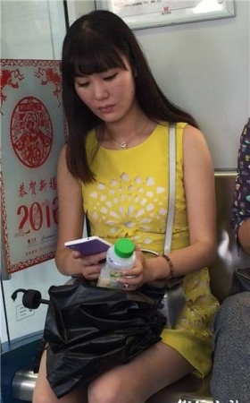 地铁上街拍忧郁的黄群美少妇
