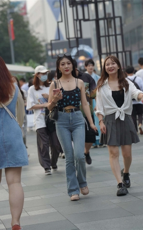 简单喇叭牛仔裤
