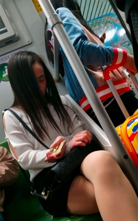地铁白鞋肉色丝袜黑色短裙美腿长发美眉