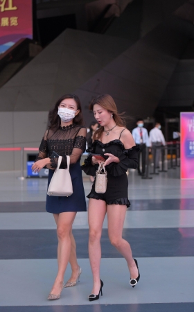两个漂亮的小姐姐