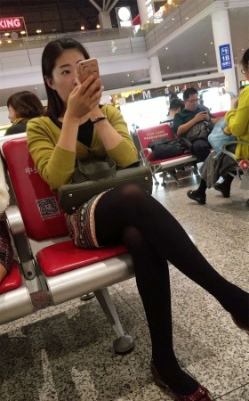 车站花纹包臀裙黑色丝袜红色皮鞋漂亮女神