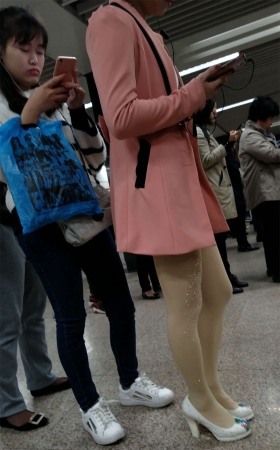 粉红外套肉色丝袜白色高跟漂亮美少妇