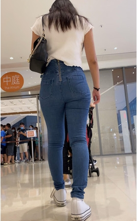 蓝色高腰牛仔裤美女