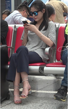 戴墨镜的美足小姐姐