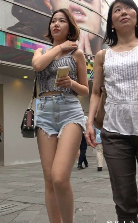 4K 高腰热裤吊带衫短发街拍美女