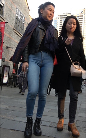丰腴蓝牛紧身牛仔裤美女