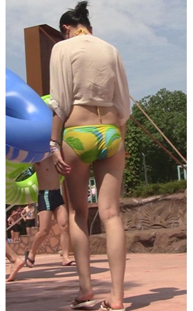 白嫩泳装美妇