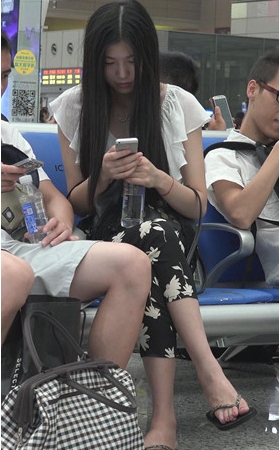 漂亮的长发美足妹子
