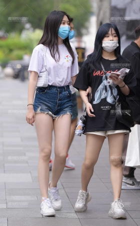 热裤大白腿女孩 [17P]