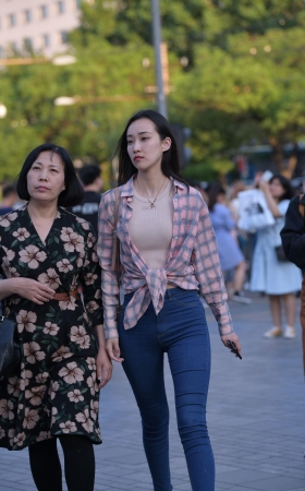 和妈妈在逛街