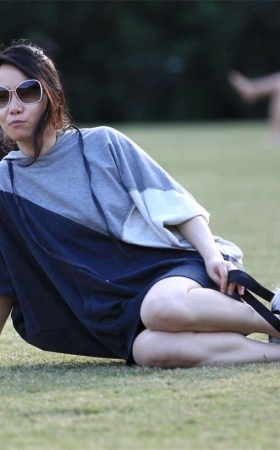 No987 墨镜女孩的无瑕素足，光洁的足底很受用