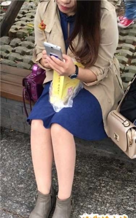 街拍丝袜短裙美腿美眉花圃边休息