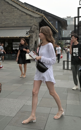 路背下装消失长腿美女