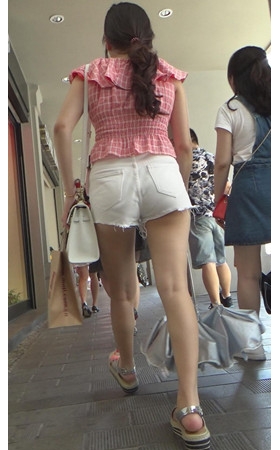 白色短裤妹子