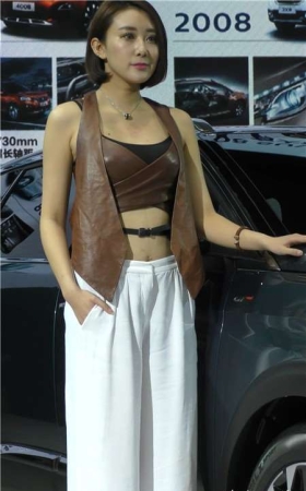 4K-性感露脐小蛮腰美女车模近距离慢特写