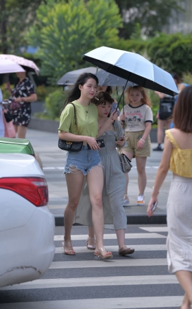 热裤大白腿小姐姐