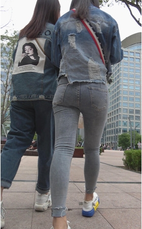 紧身牛仔装小妹