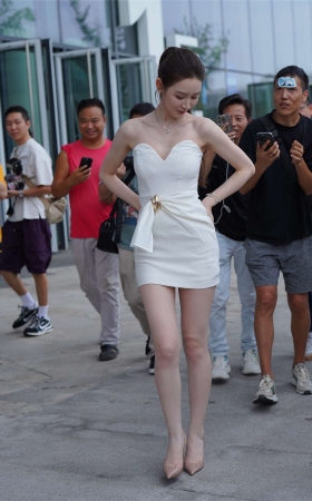 一袭白裙优雅气质