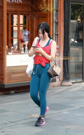 钟爱瑜伽的美眉 [14P]