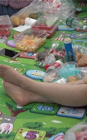 4k-白色卫衣短裙美腿街拍丝袜美足