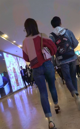 紧身牛仔美眉