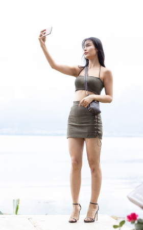 第四篇：绿色短裙美女