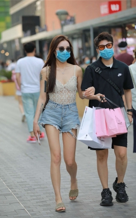 四九城嘎子街拍作品 - 热裤长腿女友