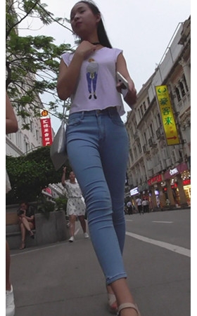 漂亮的牛仔长裤紧身小妹