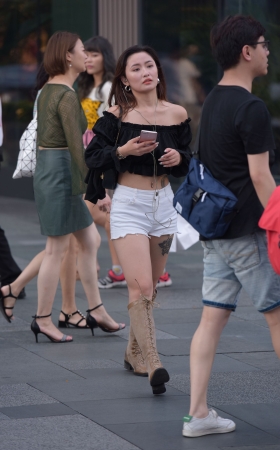 热裤美女