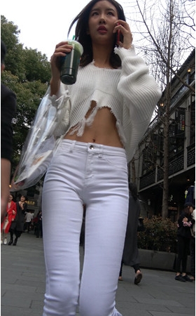 白色紧身七分裤长腿美女