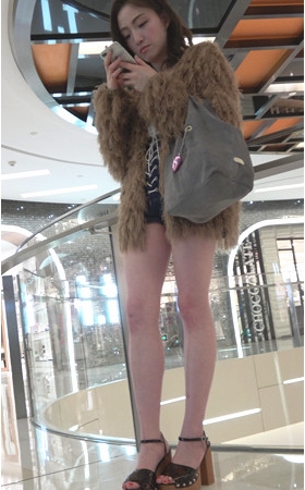 玩手机的长腿小仙女