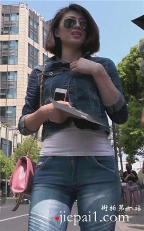 街拍颜值超高的短发墨镜紧身蓝牛美女姐姐 [500 MB]
